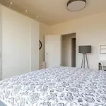 Hj 18 By Rockchair L Superhost Status L Super Flat, 2 Bedrooms 2 Bathrooms Balcony Elevator Welcomes You! Apartment *