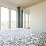 Hj 18 By Rockchair L Superhost Status L Super Flat, 2 Bedrooms 2 Bathrooms Balcony Elevator Welcomes You! Apartment *