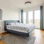 Hj 18 By Rockchair L Superhost Status L Super Flat, 2 Bedrooms 2 Bathrooms Balcony Elevator Welcomes You! Apartment