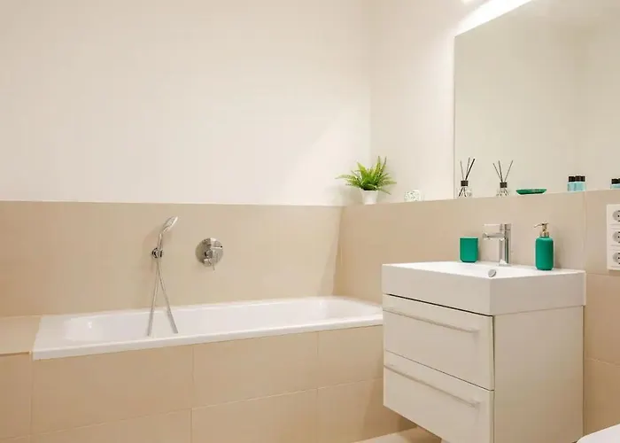 Hj 18 By Rockchair L Superhost Status L Super Flat, 2 Bedrooms 2 Bathrooms Balcony Elevator Welcomes You! *