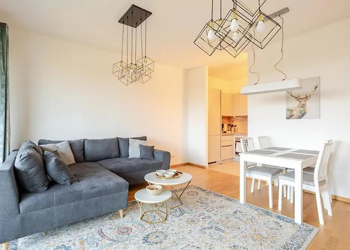 Hj 18 By Rockchair L Superhost Status L Super Flat, 2 Bedrooms 2 Bathrooms Balcony Elevator Welcomes You! *