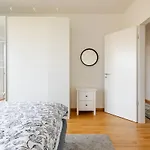 Hj 18 By Rockchair L Superhost Status L Super Flat, 2 Bedrooms 2 Bathrooms Balcony Elevator Welcomes You! برلين