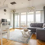 Hj 18 By Rockchair L Superhost Status L Super Flat, 2 Bedrooms 2 Bathrooms Balcony Elevator Welcomes You! شقة برلين