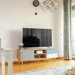 Hj 18 By Rockchair L Superhost Status L Super Flat, 2 Bedrooms 2 Bathrooms Balcony Elevator Welcomes You! *