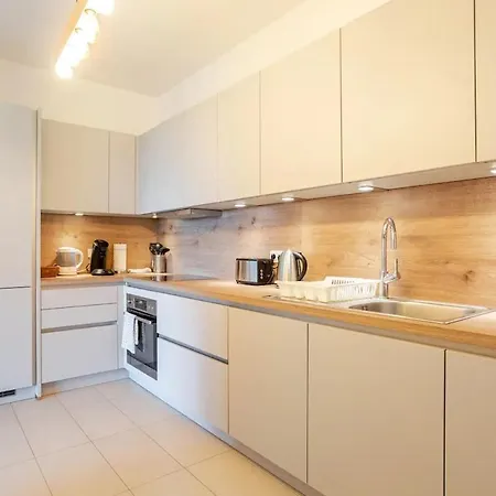 Hj 18 By Rockchair L Superhost Status L Super Flat, 2 Bedrooms 2 Bathrooms Balcony Elevator Welcomes You! Apartment *