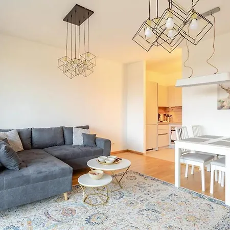 Hj 18 By Rockchair L Superhost Status L Super Flat, 2 Bedrooms 2 Bathrooms Balcony Elevator Welcomes You! *