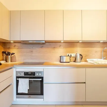 Apartment Hj 18 By Rockchair L Superhost Status L Super Flat, 2 Bedrooms 2 Bathrooms Balcony Elevator Welcomes You! *