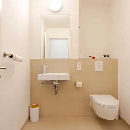 Hj 18 By Rockchair L Superhost Status L Super Flat, 2 Bedrooms 2 Bathrooms Balcony Elevator Welcomes You! Apartment Berlin