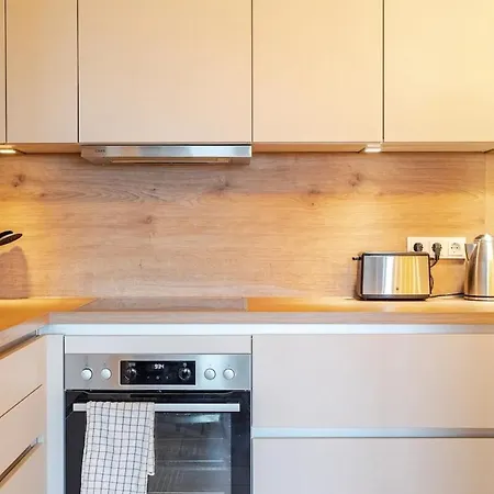 Apartman Hj 18 By Rockchair L Superhost Status L Super Flat, 2 Bedrooms 2 Bathrooms Balcony Elevator Welcomes You!