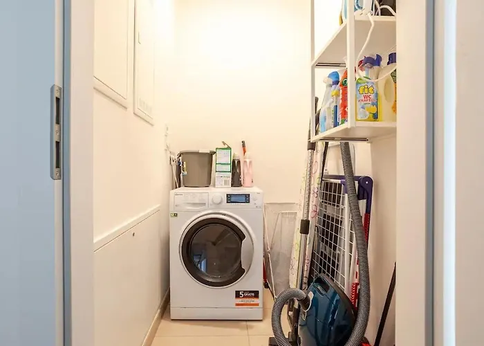 Hj 18 By Rockchair L Superhost Status L Super Flat, 2 Bedrooms 2 Bathrooms Balcony Elevator Welcomes You!