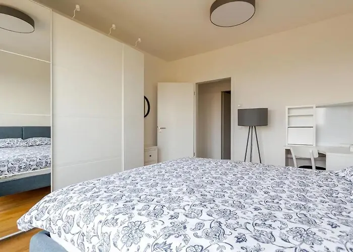 Hj 18 By Rockchair L Superhost Status L Super Flat, 2 Bedrooms 2 Bathrooms Balcony Elevator Welcomes You! شقة *