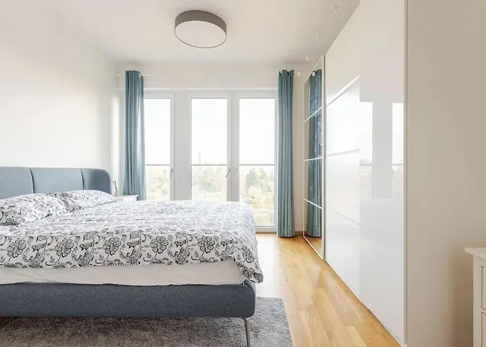 Hj 18 By Rockchair L Superhost Status L Super Flat, 2 Bedrooms 2 Bathrooms Balcony Elevator Welcomes You! برلين