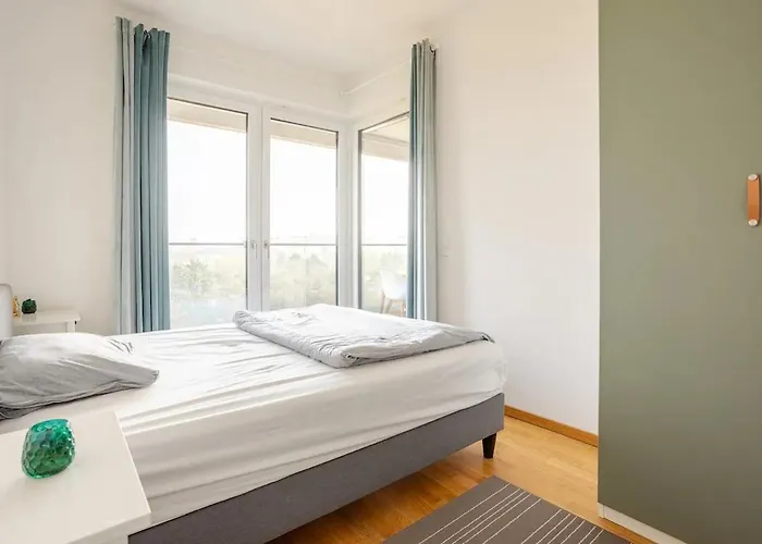 Hj 18 By Rockchair L Superhost Status L Super Flat, 2 Bedrooms 2 Bathrooms Balcony Elevator Welcomes You! شقة برلين