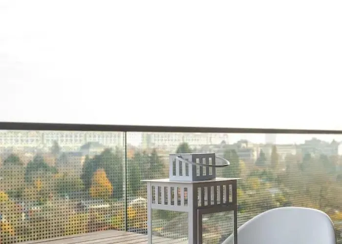 Hj 18 By Rockchair L Superhost Status L Super Flat, 2 Bedrooms 2 Bathrooms Balcony Elevator Welcomes You! *