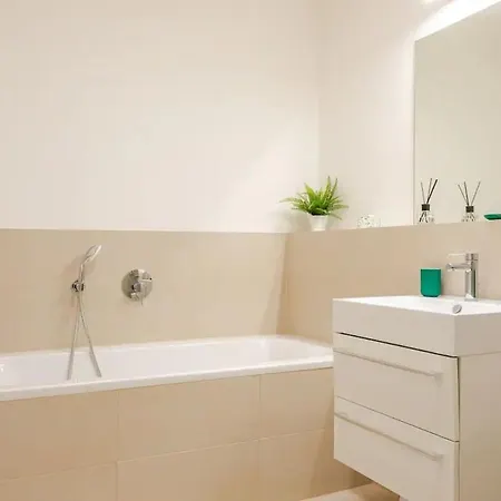 Hj 18 By Rockchair L Superhost Status L Super Flat, 2 Bedrooms 2 Bathrooms Balcony Elevator Welcomes You! *