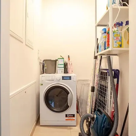 Hj 18 By Rockchair L Superhost Status L Super Flat, 2 Bedrooms 2 Bathrooms Balcony Elevator Welcomes You!