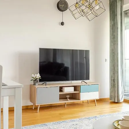 Hj 18 By Rockchair L Superhost Status L Super Flat, 2 Bedrooms 2 Bathrooms Balcony Elevator Welcomes You! *