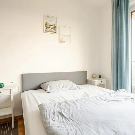 Hj 18 By Rockchair L Superhost Status L Super Flat, 2 Bedrooms 2 Bathrooms Balcony Elevator Welcomes You!