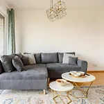 Apartman Hj 18 By Rockchair L Superhost Status L Super Flat, 2 Bedrooms 2 Bathrooms Balcony Elevator Welcomes You!