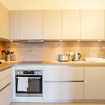 Apartman Hj 18 By Rockchair L Superhost Status L Super Flat, 2 Bedrooms 2 Bathrooms Balcony Elevator Welcomes You! *