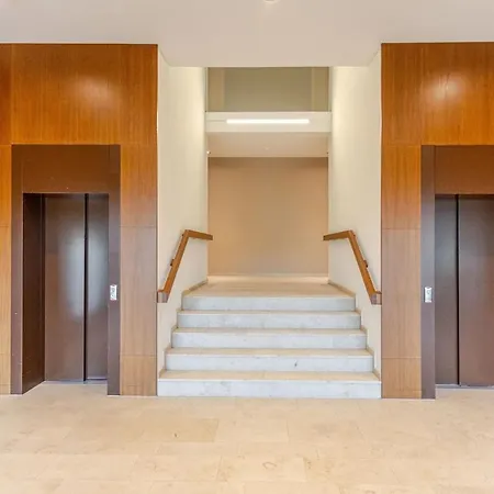 Hj 18 By Rockchair L Superhost Status L Super Flat, 2 Bedrooms 2 Bathrooms Balcony Elevator Welcomes You! *