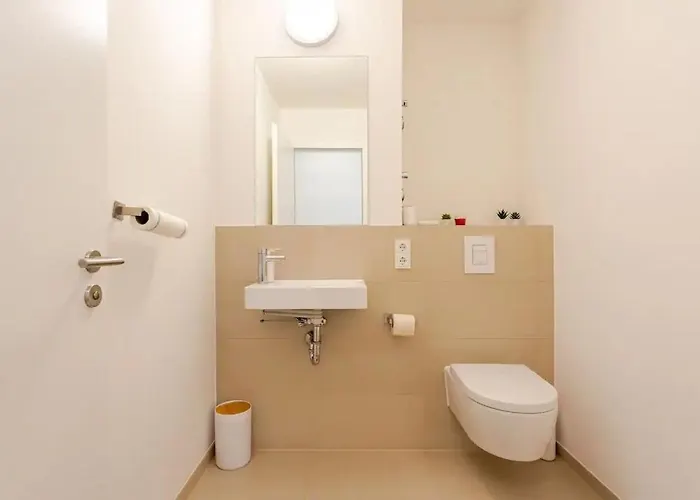 Hj 18 By Rockchair L Superhost Status L Super Flat, 2 Bedrooms 2 Bathrooms Balcony Elevator Welcomes You! Apartment Berlin