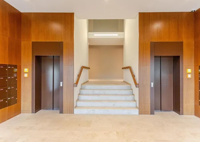 Hj 18 By Rockchair L Superhost Status L Super Flat, 2 Bedrooms 2 Bathrooms Balcony Elevator Welcomes You! *